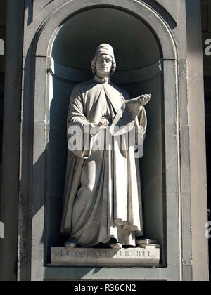 Leon Alberti nelle nicchie del colonnato degli Uffizi Foto Stock