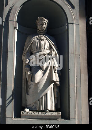 Boccaccio nelle nicchie del colonnato degli Uffizi di Firenze. Foto Stock