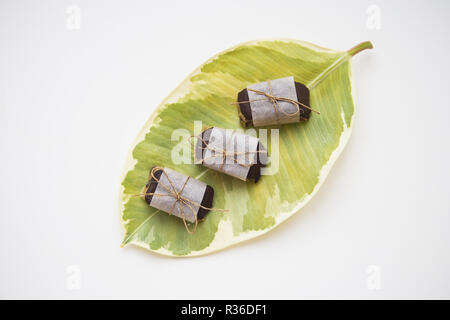 Utile dolci fatti in casa da diversi tipi di dadi decorate con carta kraft. Foto Stock