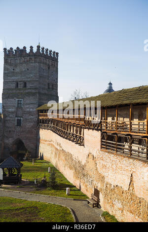 Quartiere del vecchio castello di Lubart nella soleggiata Lutsk. Foto Stock