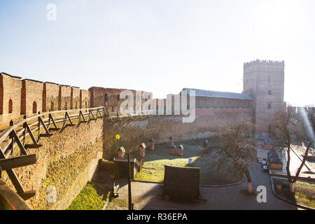 Quartiere del vecchio castello di Lubart nella soleggiata Lutsk. Foto Stock