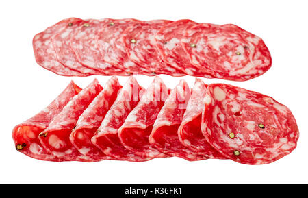 Salchichon spagnolo, Salame le fette di salsiccia isolati su sfondo bianco, vista da sopra, close-up Foto Stock