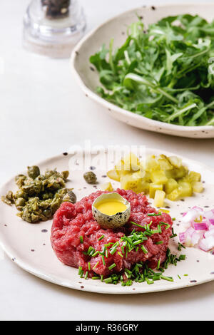 Tartare di manzo con uovo di quaglia Foto Stock