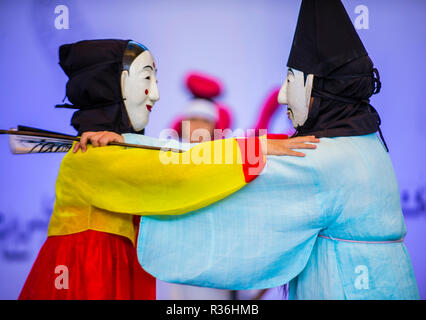 Attori che suonano il tradizionale Maskdance coreano ad Andong Korea Foto Stock