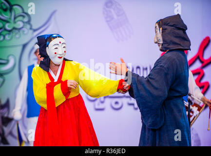 Attori che suonano il tradizionale Maskdance coreano ad Andong Korea Foto Stock