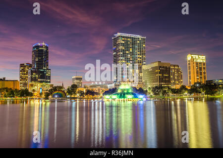 Il centro cittadino di Orlando da Lake Eola Park al crepuscolo Foto Stock