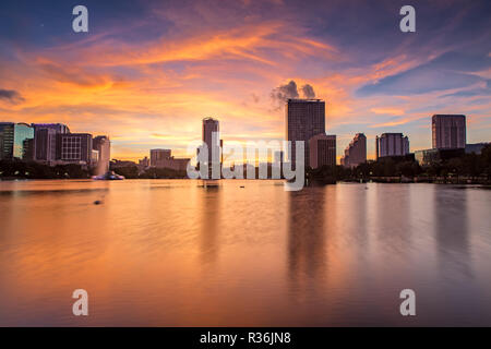 Il centro cittadino di Orlando da Lake Eola Park al tramonto Foto Stock