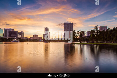 Il centro cittadino di Orlando da Lake Eola Park al tramonto Foto Stock