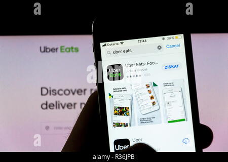 Praga, Repubblica Ceca - 21 novembre 2018: Uber mangia la consegna del cibo logo aziendale sul mobile app schermata telefono con internet homepage in background Foto Stock