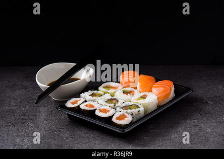 Assortimento di sushi su tray nero e la salsa di soia Foto Stock