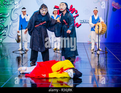 Attori che suonano il tradizionale Maskdance coreano ad Andong Korea Foto Stock