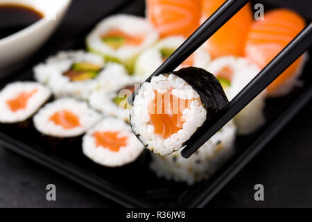 Il sushi e le baguette con sushi sfondo pack Foto Stock