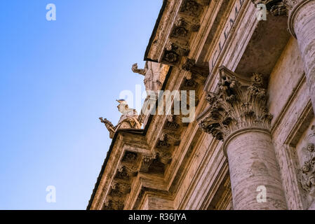 Dettagli architettonici sulla facciata di San Giovanni dei Fiorentini Chiesa. Bianco calcare colonne e statue. Foto Stock