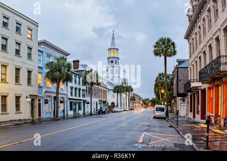 St Michaels Chiesa e ampia San a Charleston, Sc al crepuscolo Foto Stock