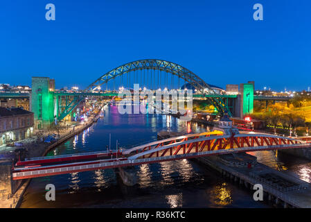 I ponti di Newcastle. Vista aerea del Fiume Tyne e Tyne Bridge di notte, Newcastle upon Tyne, England, Regno Unito