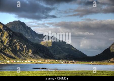Norwegen, Lofoten, Flakstad, Flakstadøya, Leknes, Vareid, Vareid, Vareidsundet, Sund, Flakstadpollen, Fiordo, Siedlung, Dorf, Gipfel, Berg, Fels, Foto Stock