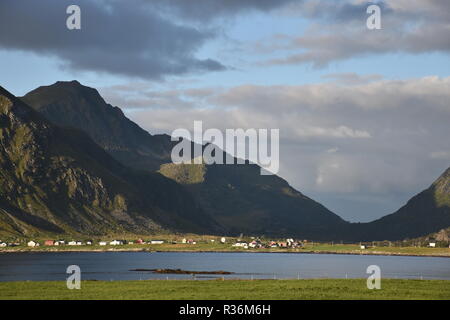 Norwegen, Lofoten, Flakstad, Flakstadøya, Leknes, Vareid, Vareid, Vareidsundet, Sund, Flakstadpollen, Fiordo, Siedlung, Dorf, Gipfel, Berg, Fels, Foto Stock
