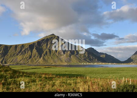 Norwegen, Lofoten, Flakstad, Flakstadøya, Leknes, Vareid, Vareid, Vareidsundet, Sund, Flakstadpollen, Fiordo, Siedlung, Dorf, Gipfel, Berg, Fels, Foto Stock
