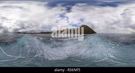 Visualizzazione panoramica a 360 gradi di Crepe sul ghiaccio liscio lago Baikal. 360 sferica 180 panorama VR.