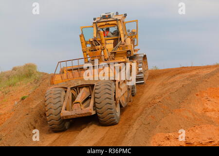 R motore fatturazioni raschiatori lavorando sulla costruzione di IPORT a Doncaster,South Yorkshire Foto Stock