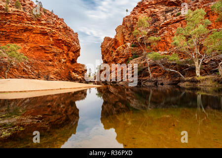 Famoso Ellery Creek Big Hole in MacDonnell Ranges. Foto Stock