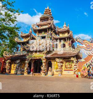 Linh Phuoc Pagoda o Ve Chai Pagoda è un drago buddista di Tempio di Dalat city in Vietnam Foto Stock