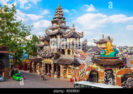 Linh Phuoc Pagoda o Ve Chai Pagoda è un drago buddista di Tempio di Dalat city in Vietnam Foto Stock