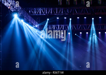 Stadio di vettore Spotlight con raggi laser Foto Stock