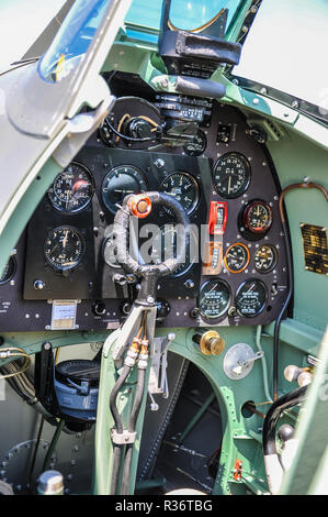 Seconda Guerra Mondiale il Supermarine Spitfire cockpit. Quadro della strumentazione, controllo colonna, pistola che spara pulsante, trigger. Quadranti, manometri. Vista della pistola. Impugnatura a forcella Foto Stock
