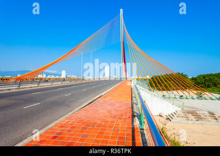 Cau Nguyen Van Troi Tran Thi Ly Bridge è un ponte che attraversa il fiume Han a Danang city in Vietnam Foto Stock