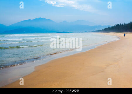 Lonely spiaggia nei pressi di Da Nang city in Vietnam Foto Stock