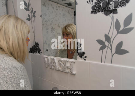 Signor donna con la polka dots sul suo viso Foto Stock