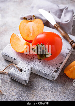 Fresche e mature persimmon bianco sul bordo di taglio Foto Stock