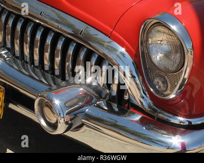 Un colpo di un faro su un rosso auto rétro Foto Stock