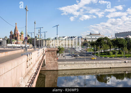 Mosca, Russia - Agosto 9, 2018: vista sulla storica cattedrale di San Basilio e costruito recentemente Park Zaryadye, gru edili in background Foto Stock