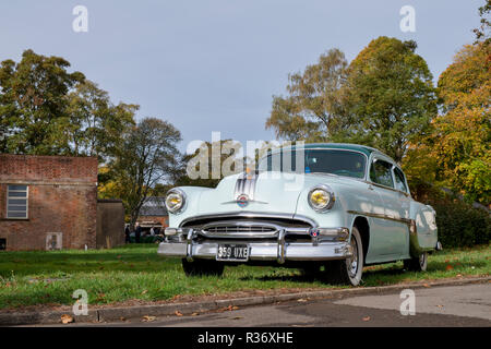 1954 Pontiac a Bicester Heritage Centre autunno domenica evento scramble. Bicester, Oxfordshire, Regno Unito. Classic vintage americano auto Foto Stock