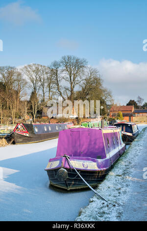 Canal Boat nella neve sulla oxford canal d'inverno. Cropredy, Oxfordshire, Inghilterra Foto Stock