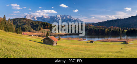 Vista panoramica di paesaggio in Baviera con montagne Karwendel Foto Stock