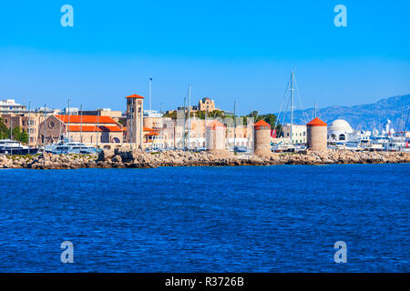 Mulini a vento sul mare nella città di Rhodes nell' isola di Rodi in Grecia Foto Stock