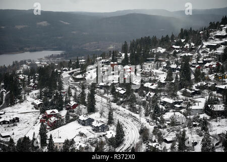 Una vista della città di Holmenkollen dalla sommità del trampolino da sci di Holmenkollen a Oslo, Norvegia. Foto Stock