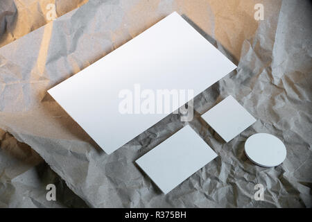 Carta bianca di cancelleria per ufficio mock-up, modello per l'identità del marchio. Foto Stock