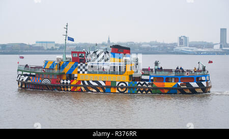 LIVERPOOL, in Inghilterra - 5 Novembre 2018: un passeggero con una traversata in traghetto sul fiume Mersey da Liverpool per la penisola di Wirral Foto Stock