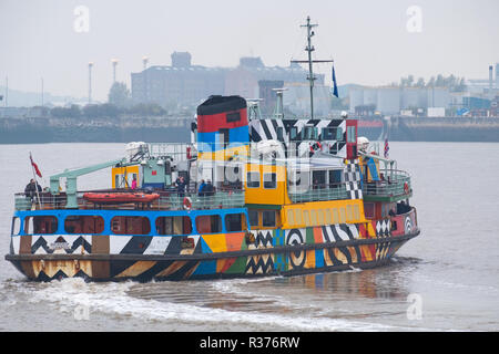 LIVERPOOL, in Inghilterra - 5 Novembre 2018: un passeggero con una traversata in traghetto sul fiume Mersey da Liverpool per la penisola di Wirral Foto Stock