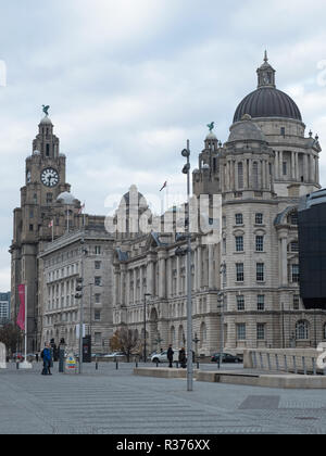 LIVERPOOL, in Inghilterra - 6 Novembre 2018: i tre edifici che compongono il cosiddetto "tre grazie" della città patrimonio mondiale waterfront Foto Stock