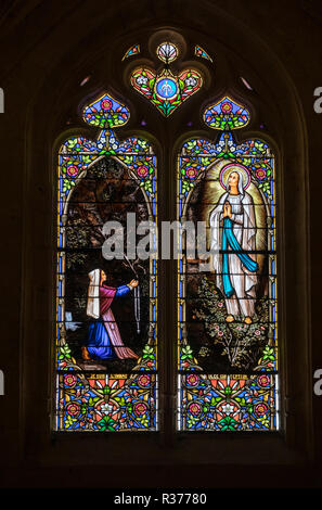 Sarlat, Francia - 2 Settembre 2018: colorate in vetro colorato nel borgo medievale di Sarlat cattedrale dedicata a San Sacerdos. Sarlat la Caneda in Dordogne Dep Foto Stock