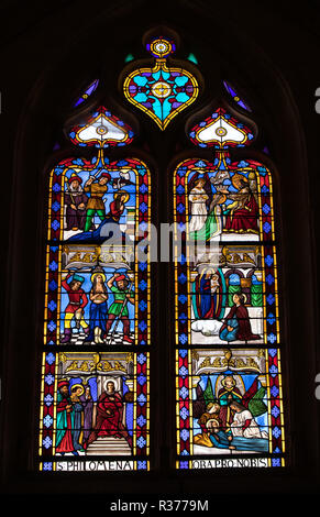 Sarlat, Francia - 2 Settembre 2018: colorate in vetro colorato nel borgo medievale di Sarlat cattedrale dedicata a San Sacerdos. Sarlat la Caneda in Dordogne Dep Foto Stock