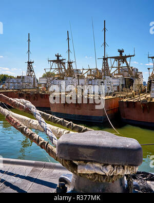 Pattugliamento da dietro nel porto Peenemünde. Germania Foto Stock