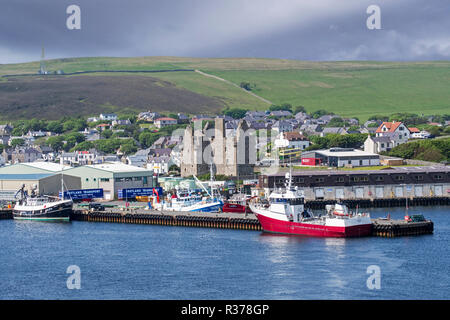 Vista sul Castello di Scalloway, museo e barche da pesca nel porto del paese Scalloway sulla terraferma e isole Shetland, Scotland, Regno Unito Foto Stock