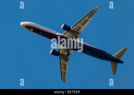 Un Aeroflot - Russian Airlines Airbus A321-200, VP-BKJ, sulla rotta in aeroporto di Mosca, Russia. Foto Stock