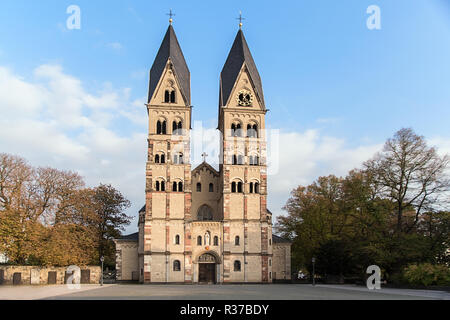 Basilika San Kastor o Basilica di Saint Castor a Koblenz, Germania, vista frontale della più antica chiesa della città contro un cielo blu, spazio di copia Foto Stock